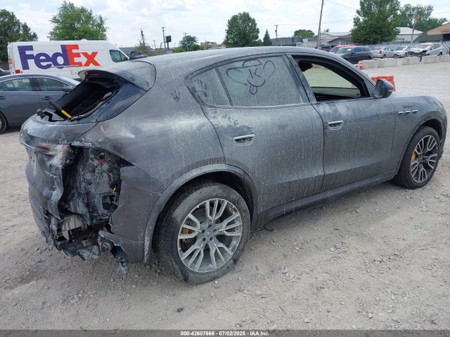 2023 MASERATI GRECALE ZN682AVM0P7422381 Photo 3