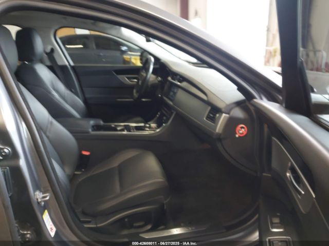 2017 JAGUAR XF SAJBJ4BV5HCY30734 Photo 4