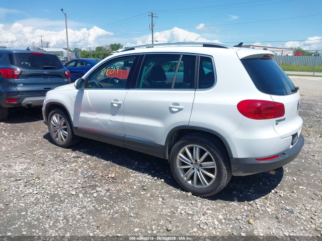 2016 VOLKSWAGEN TIGUAN WVGAV7AX4GW582181 Photo 2