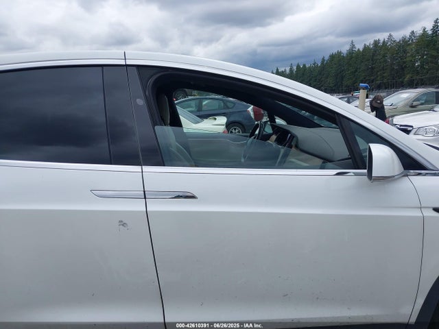 Tesla 2019 2019 5YJXCBE2XKF196321 Image 12