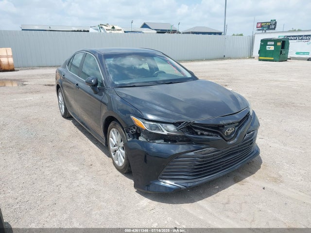42611346 :رقم المزاد ، 4T1B11HK3JU114632 vin ، 2018 Toyota Camry Le مزاد بيع