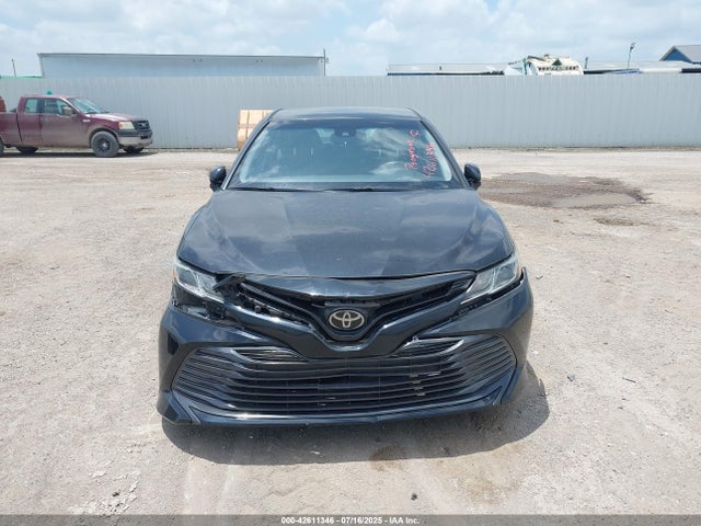 42611346 :رقم المزاد ، 4T1B11HK3JU114632 vin ، 2018 Toyota Camry Le مزاد بيع