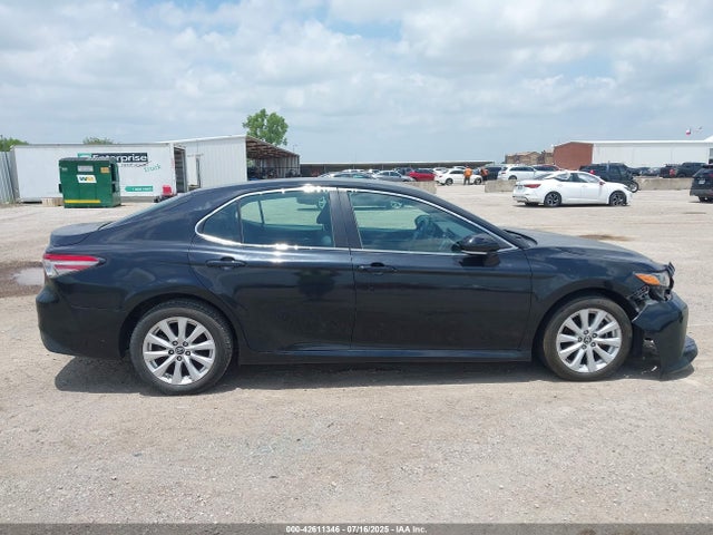 42611346 :رقم المزاد ، 4T1B11HK3JU114632 vin ، 2018 Toyota Camry Le مزاد بيع