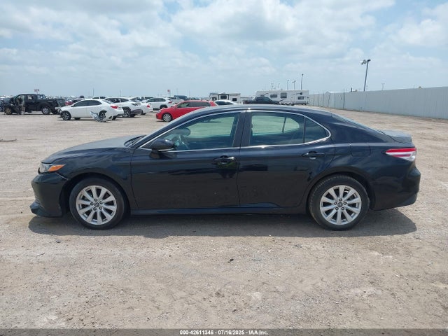 42611346 :رقم المزاد ، 4T1B11HK3JU114632 vin ، 2018 Toyota Camry Le مزاد بيع