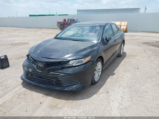 42611346 :رقم المزاد ، 4T1B11HK3JU114632 vin ، 2018 Toyota Camry Le مزاد بيع