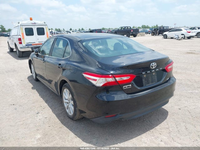 42611346 :رقم المزاد ، 4T1B11HK3JU114632 vin ، 2018 Toyota Camry Le مزاد بيع