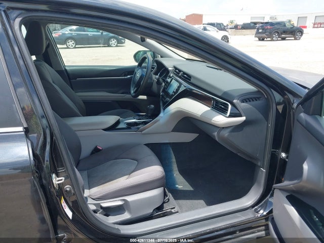42611346 :رقم المزاد ، 4T1B11HK3JU114632 vin ، 2018 Toyota Camry Le مزاد بيع