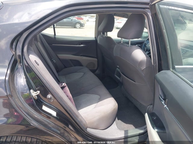 42611346 :رقم المزاد ، 4T1B11HK3JU114632 vin ، 2018 Toyota Camry Le مزاد بيع