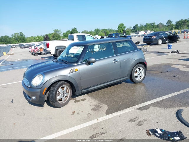 2010 MINI COOPER WMWMF3C51ATZ61146 Photo 1