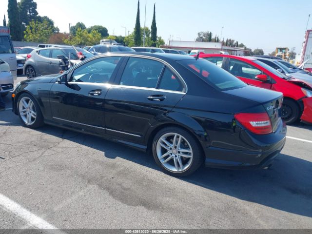 2013 MERCEDES-BENZ C 250 WDDGF4HB7DR255701 Photo 2