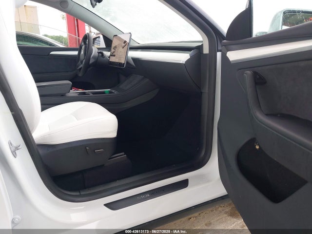2025 TESLA MODEL Y 7SAYGDED1SA366071 Photo 4