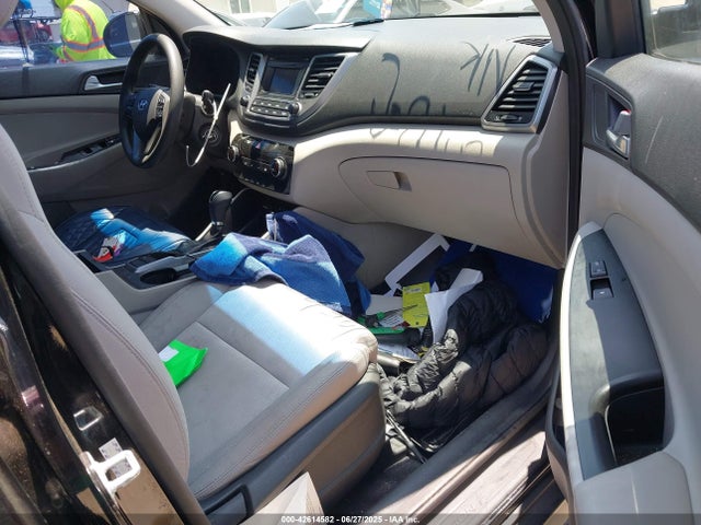 KM8J23A41HU381102 Hyundai TUCSON SE