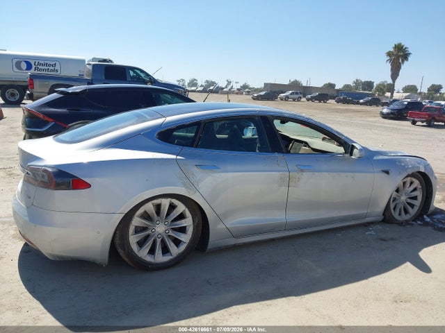 42616661 :رقم المزاد ، 5YJSA1E29JF262494 vin ، 2018 Tesla Model S مزاد بيع