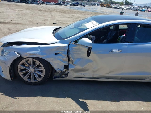 42616661 :رقم المزاد ، 5YJSA1E29JF262494 vin ، 2018 Tesla Model S مزاد بيع