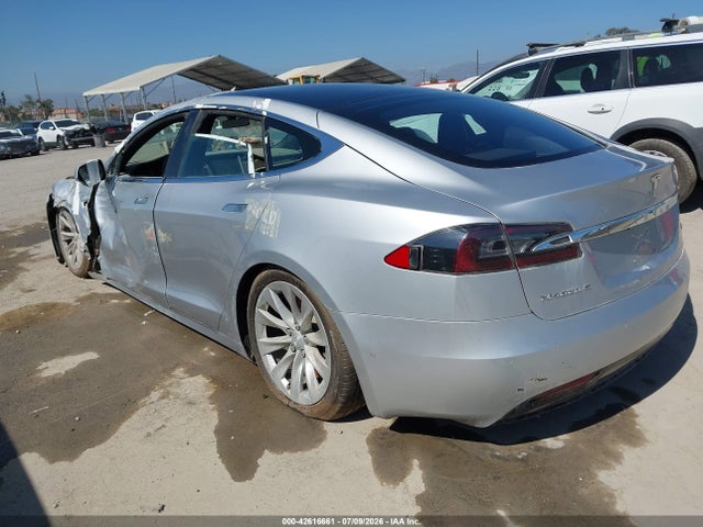 42616661 :رقم المزاد ، 5YJSA1E29JF262494 vin ، 2018 Tesla Model S مزاد بيع