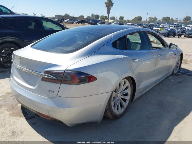 42616661 :رقم المزاد ، 5YJSA1E29JF262494 vin ، 2018 Tesla Model S مزاد بيع