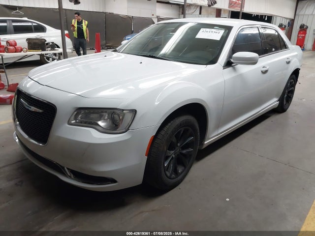 Chrysler 300 2015 2C3CCAAG3FH845617 Image 2