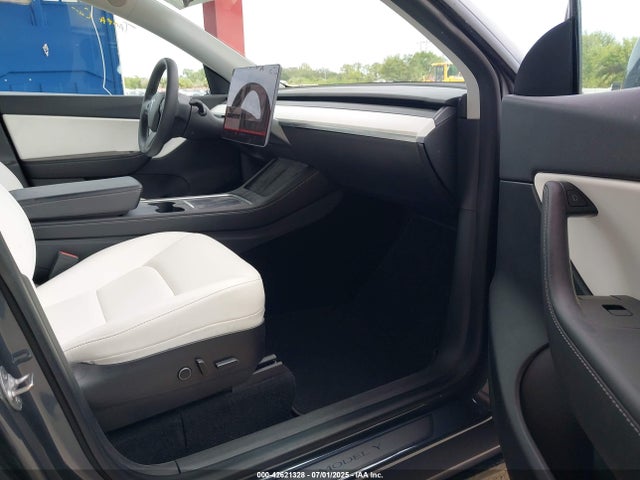 2021 TESLA MODEL Y 5YJYGAEE3MF144819 Photo 4