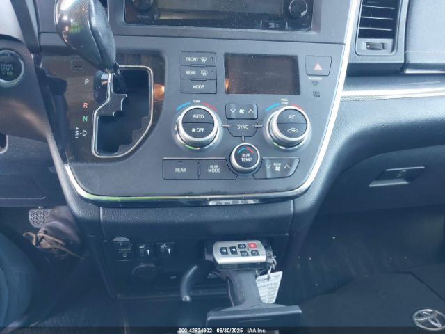 2017 TOYOTA SIENNA 5TDXZ3DC3HS878945 Photo 10