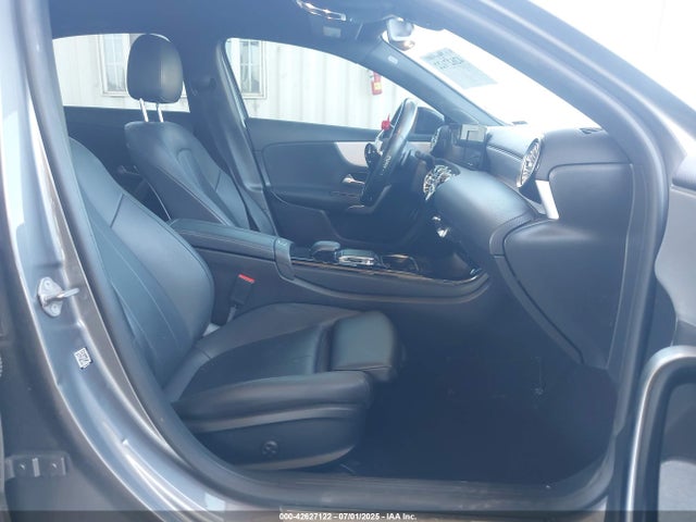 W1K3G4EB2LJ238382 Mercedes-Benz m260