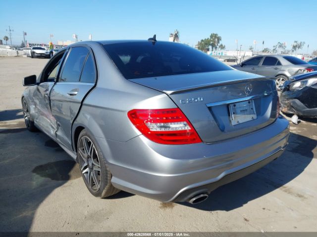 2013 MERCEDES-BENZ C 250 WDDGF4HB1DR268119 Photo 2