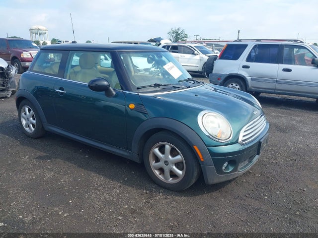 2008 MINI COOPER WMWMF33518TU66603 Photo 0