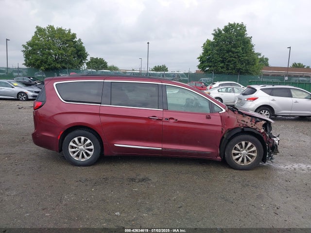 2C4RC1BG5HR703688 Chrysler 2017