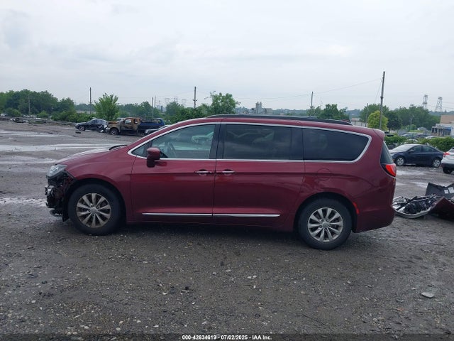 2C4RC1BG5HR703688 Chrysler 2017