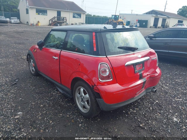 2011 MINI COOPER WMWSU3C50BT098824 Photo 2