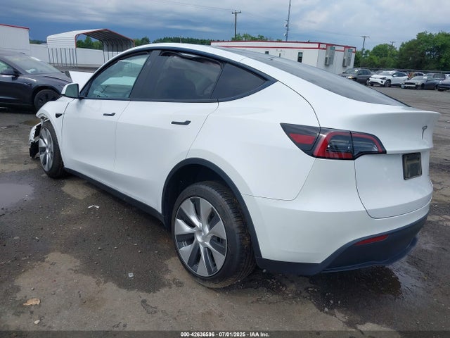 2023 TESLA MODEL Y 7SAYGDEEXPF835144 Photo 2
