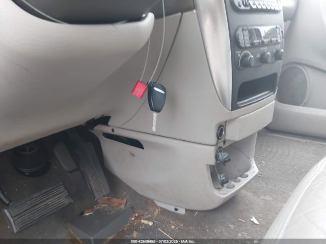 2005 CHRYSLER TOWN & COUNTRY 2C4GP54L25R126935 Photo 10