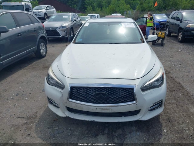 JN1BV7AR5FM390985 Infiniti 2015
