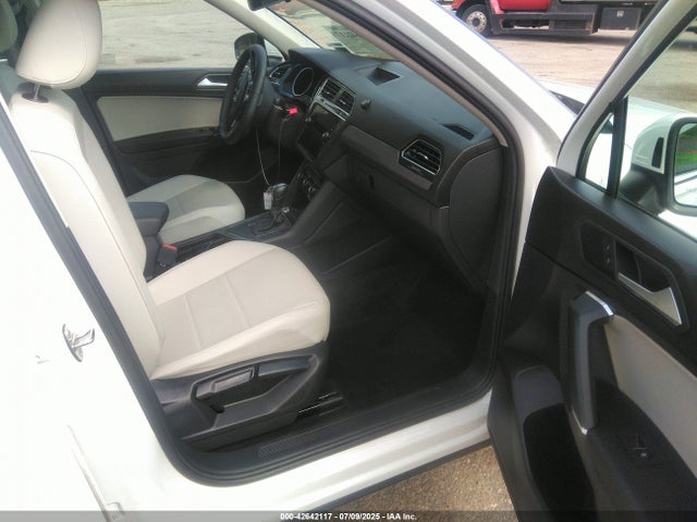 3VV3B7AX0LM047933 Volkswagen Tiguan