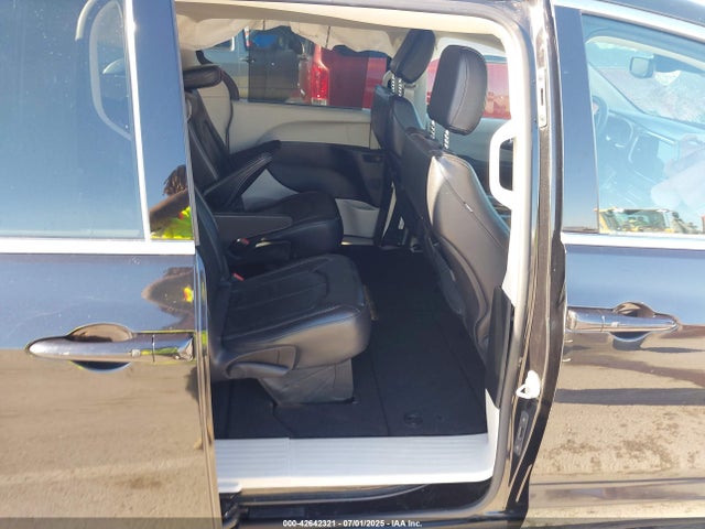 Auction sale of the 2022 Chrysler Pacifica Touring L, vin: 2C4RC1BG1NR125679, lot number: 42642321