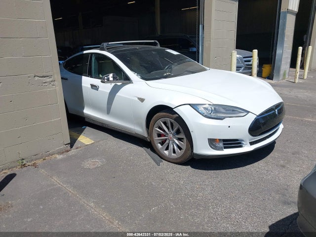 2015 TESLA MODEL S 5YJSA1E45FF109538 Photo 0