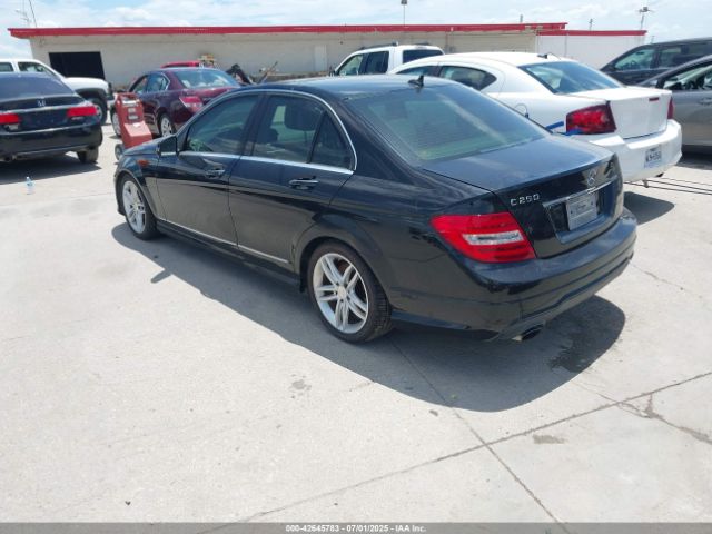 2013 MERCEDES-BENZ C 250 WDDGF4HB4DR256918 Photo 2