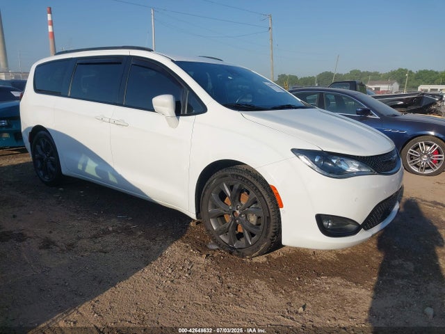 Продаж на аукціоні авто 2019 Chrysler Pacifica Touring L, vin: 2C4RC1BG5KR522663, номер лоту: 42648632