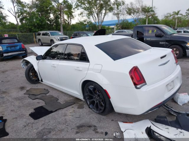 2019 CHRYSLER 300 2C3CCABG4KH708162 Photo 2