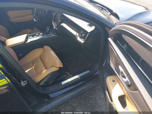 2019 VOLVO S60 7JR102FL4KG017820 Photo 4
