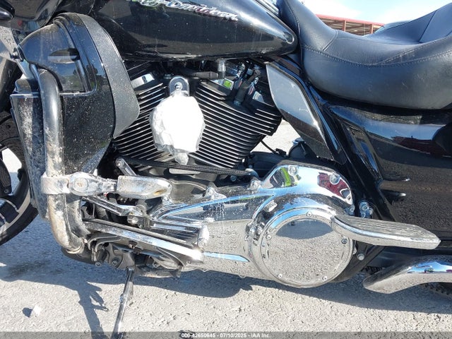 2017 HARLEY-DAVIDSON FLTRX 1HD1KHC1XHB626140 Photo 8