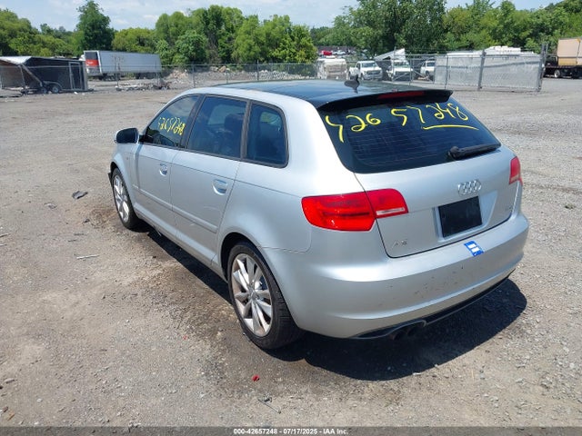 2011 AUDI A3 WAUBEAFM5BA020944 Photo 2