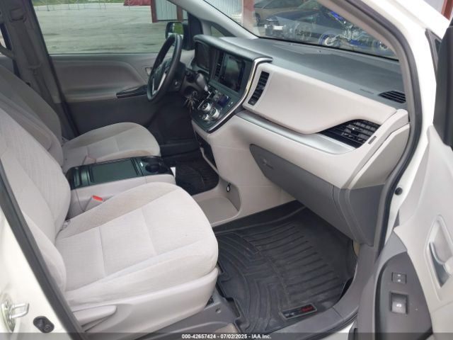 2017 TOYOTA SIENNA 5TDKZ3DC5HS822953 Photo 4