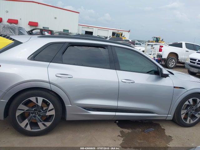 WA1AAAGE0NB047673 Audi E-Tron
