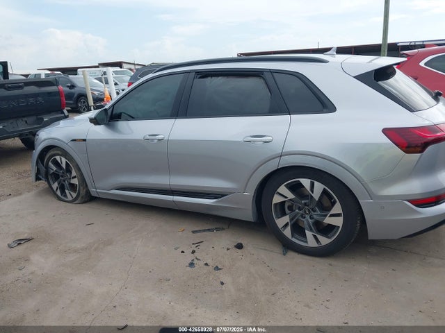 WA1AAAGE0NB047673 Audi E-Tron