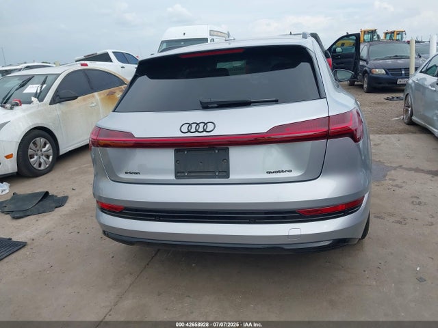 WA1AAAGE0NB047673 Audi E-Tron