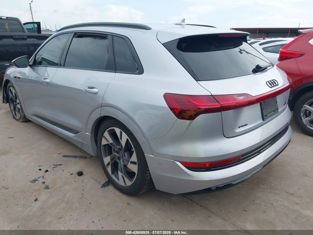2022 AUDI E-TRON WA1AAAGE0NB047673 Photo 2