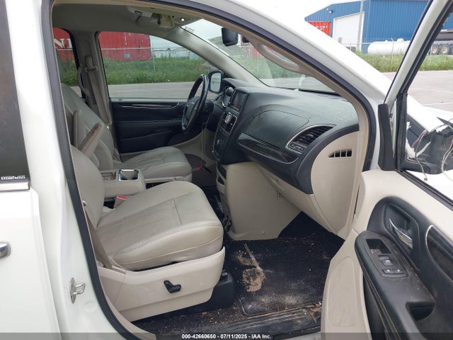 2C4RC1CG8ER132840 Chrysler Town and Country