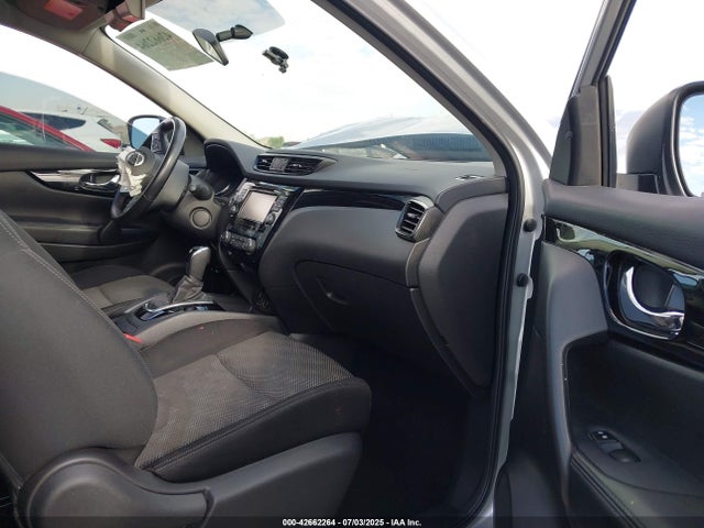JN1BJ1CP8HW021162 Nissan 2017