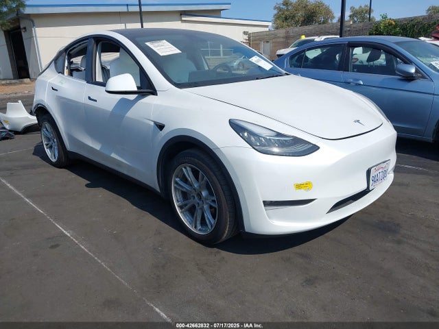 7SAYGDEE6NF345975 Tesla Model Y