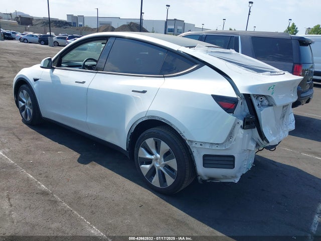 7SAYGDEE6NF345975 Tesla Model Y
